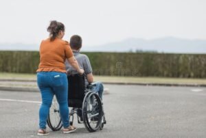 assistente che aiuta una persona con disabilita