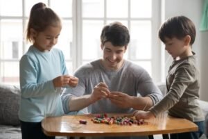 bambini che fanno lavoretti con papa sorridente