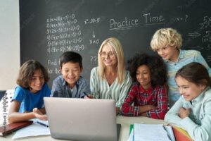 bambini felici che studiano con insegnante