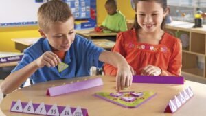 bambino che studia tabelline con giochi educativi