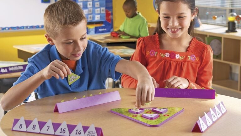 bambino che studia tabelline con giochi educativi