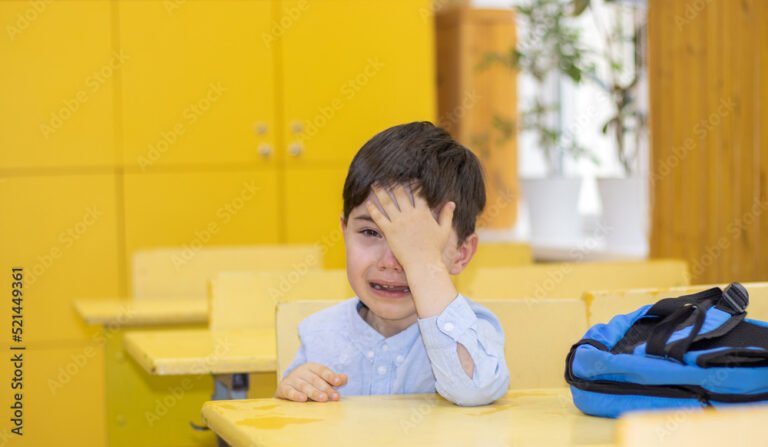 Come Riconoscere Se Un Bambino Vive Un Disagio A Scuola 2 bambino triste seduto al banco scuola