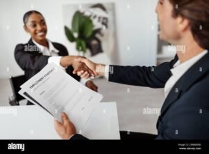 contratto di lavoro firmato con stretta di mano