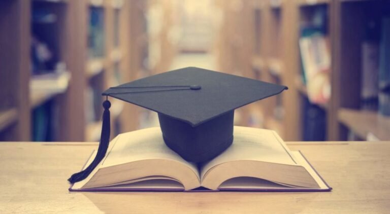 diploma scolastico italiano su tavolo con libro