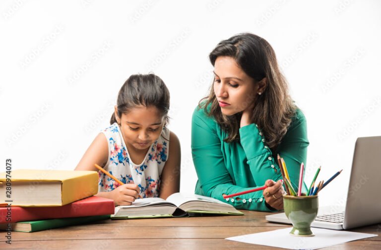 Quali Sono I Permessi Previsti Per Concorsi Ed Esami Dei Docenti A Tempo Determinato 2 docente che studia con libri e computer