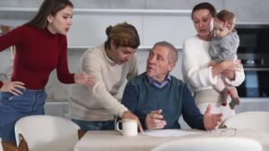 famiglia che discute documenti finanziari insieme