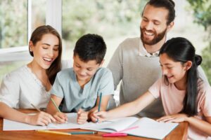 famiglia felice che studia insieme