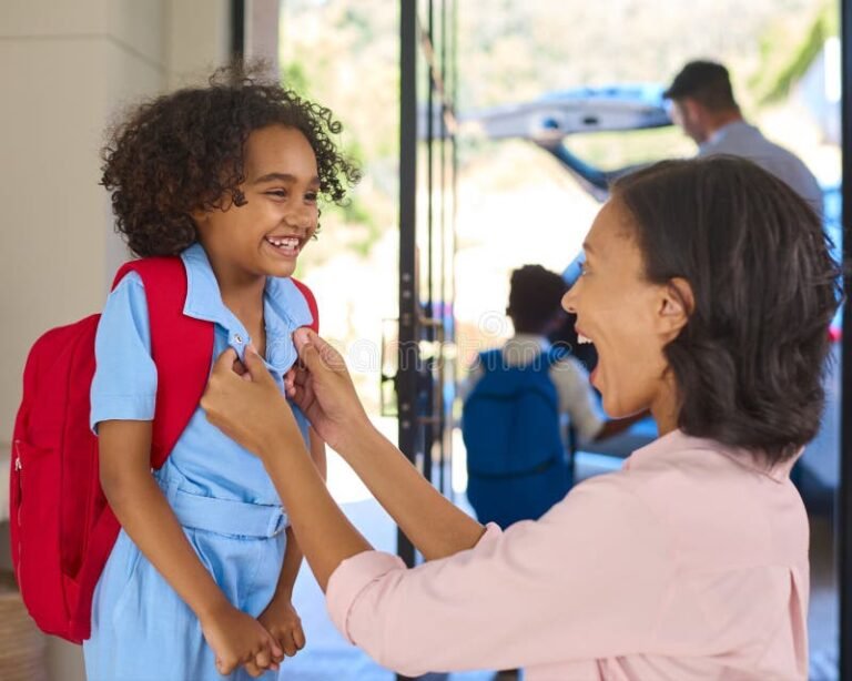 famiglia felice con bambini che riceve assegno