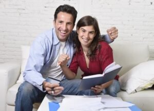 famiglia felice con calcolatrice e documenti finanziari