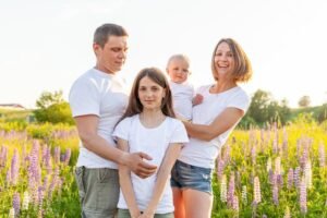 Assegno Unico per Figli Maggiorenni: Come Richiederlo e Quali Regole 7 famiglia felice con figli adolescenti allaperto