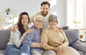 I figli studenti universitari fuori corso hanno diritto alla pensione di reversibilità 8 famiglia felice con figli e genitori anziani