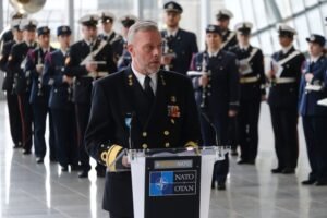 finanziere con divisa tra uffici militari