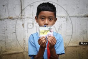 giovane studente con carta identifica scolastica