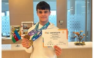 giovane studente con medaglie e certificato