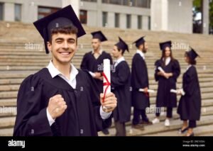 giovani studenti con diplomi in mano sorridenti