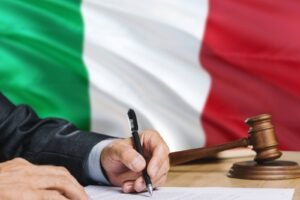 giudice che firma atti ufficiali italiani