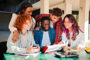 Cos'è la metodologia didattica peer to peer e come funziona 18 gruppo studenti che collaborano attivamente insieme