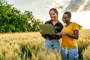 imprenditore agricolo con campi e laptop