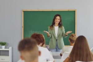 insegnante sorridente che saluta studenti in aula