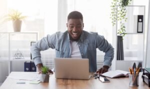 Come le Aziende in Difficoltà Arricchiscono la Busta Paga dei Lavoratori 2 lavoratori felici con busta paga aumentata