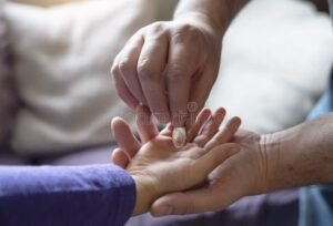 mani anziane che passano denaro a familiari