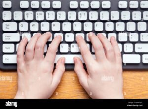 mani che digitano su tastiera computer