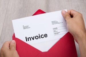 mano che invia una fattura cartacea moderna