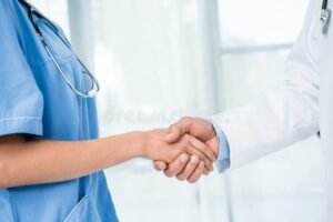 Il Contratto Sanità È Stato Firmato: Quali Novità Porta per i Lavoratori 23 medici e infermieri che stringono mani