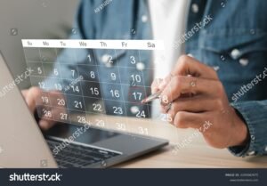 persona che consulta il calendario sul lavoro