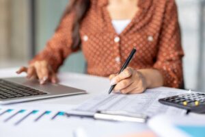 persona che controlla documenti finanziari al computer