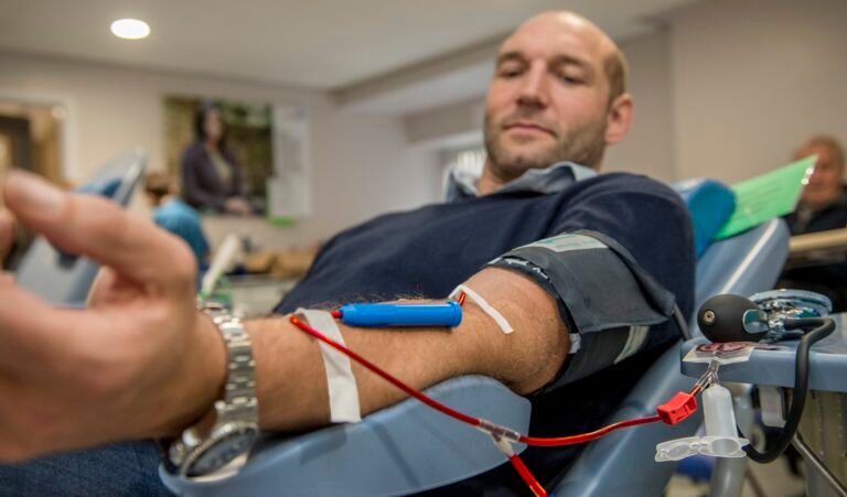 Quanti Permessi Sono Previsti per la Donazione di Sangue in un Anno 2 persona che dona sangue in centro trasfusionale