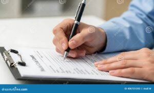 persona che firma un modulo di consenso