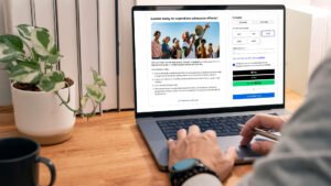 persona che paga contributi online con laptop