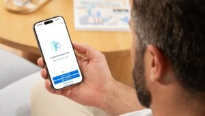 persona che usa spid su smartphone sportivo