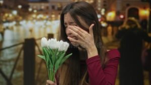 persona con fiore bianco in mano espressione triste