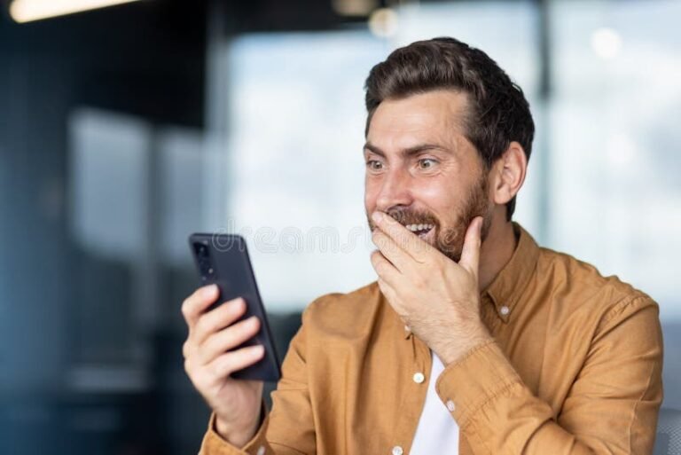 persona sorridente riceve notifica su smartphone