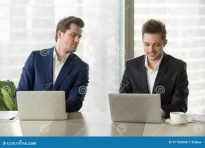 persone che imitano un collega al lavoro