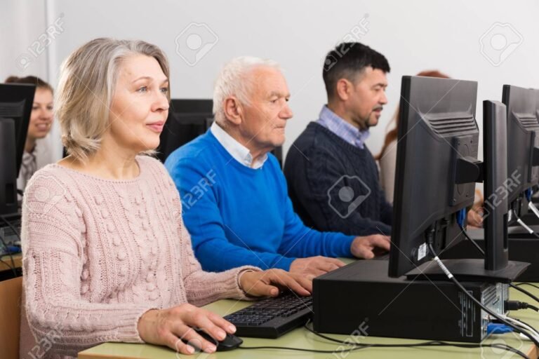 persone di diverse eta che usano computer