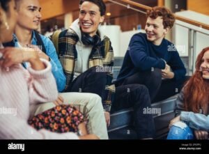 persone sorridenti a un evento universitario