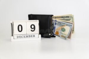 portafoglio con denaro e calendario gennaio