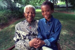 Chi Era Nelson Mandela Riassunto Breve Per Bambini Facile 10 ritratto sorridente di nelson mandela con bambini