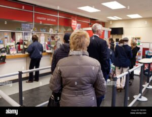 Quanto Costa Pagare Un Bollettino Postale Presso Gli Uffici Posta 10 sportello postale con persone in fila