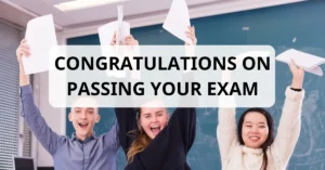 studente che riceve congratulazioni dopo esame