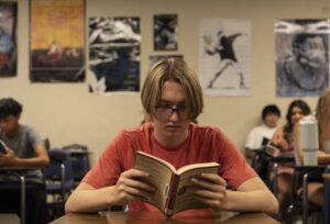 studente che studia con libri classici