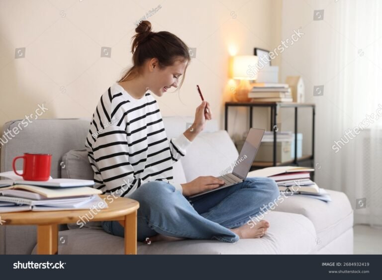 studente con laptop in ambiente domestico pensieroso