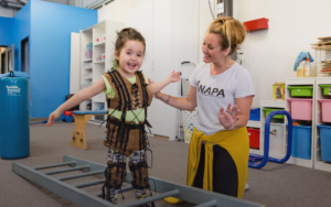 studente con libri e attrezzatura fisioterapia