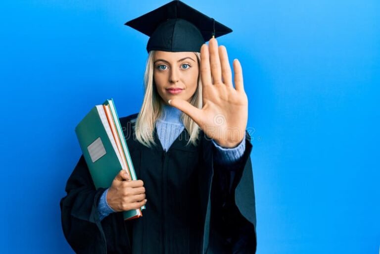 studente felice con diploma e libri aperti 1