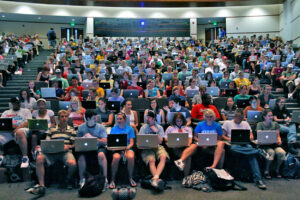 Quali Università Telematiche Sono Riconosciute Ufficialmente Dal Miur 15 studenti davanti a universita con computer portatili