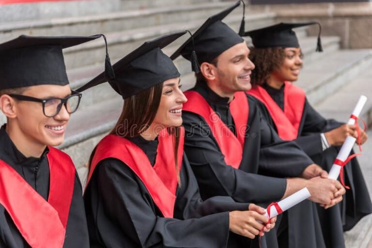 studenti felici con diplomi in mano
