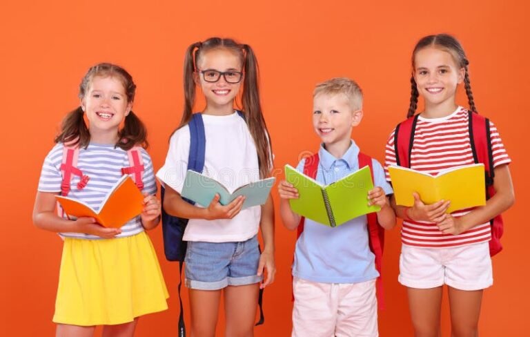 studenti felici con zaini e libri colorati